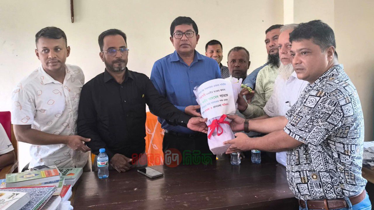 মতলবের কৃতি সন্তান অধ্যাপক ডা. শামীম আহমেদকে নিশ্চিন্তপুর ডিগ্রি কলেজের ফুলেল শুভেচ্ছা