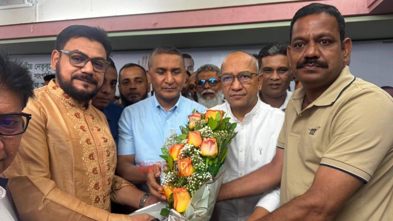 যুবদলের কেন্দ্রীয় সভাপতি সেক্রেটারির সাথে মতলবের কৃতি সন্তান আশরাফুর রহমান বাবুর ফুলেল শুভেচ্ছা বিনিময়