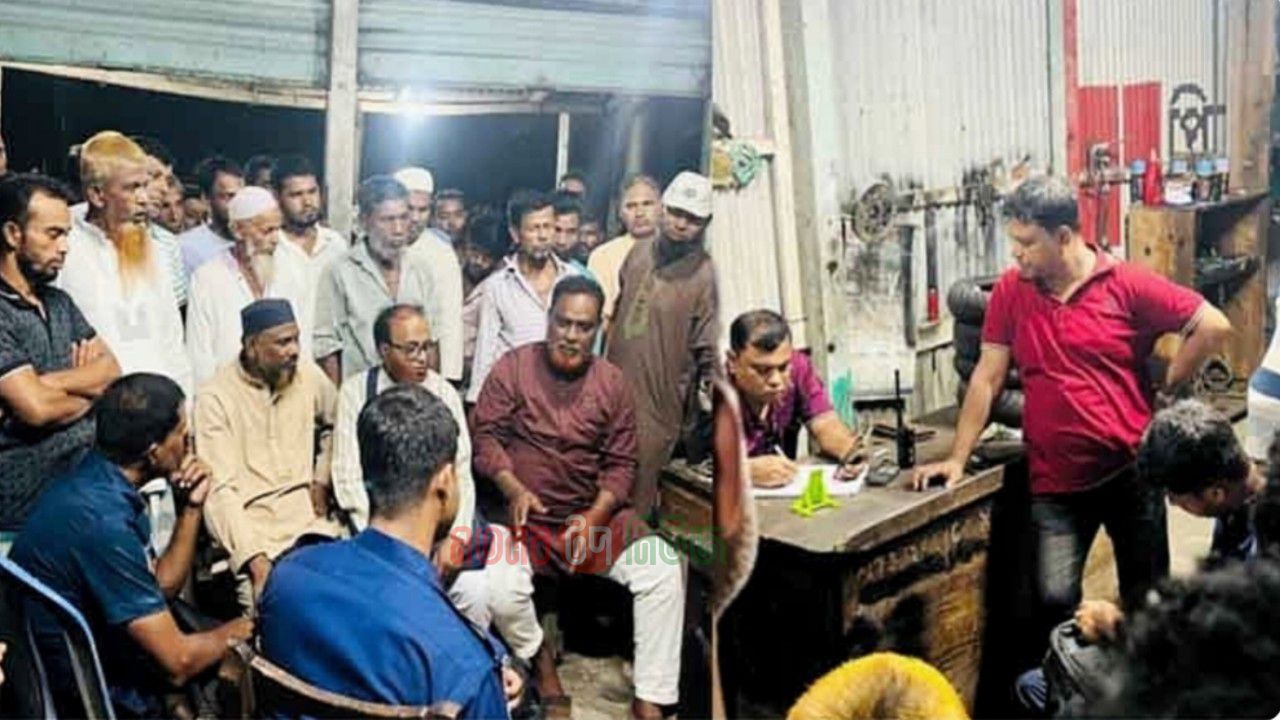 মতলব উত্তরে চিহ্নিত দুই মাদক ব্যবসায়ীকে গণধোলাই, মোটরসাইকেল জব্দ