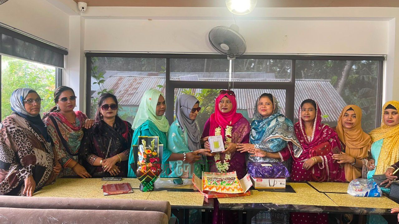 মতলব উত্তর উপজেলা মহিলা দল কমিটির এক বছর পূর্তি উপলক্ষ্যে কেক কাটা ও আলোচনা সভা