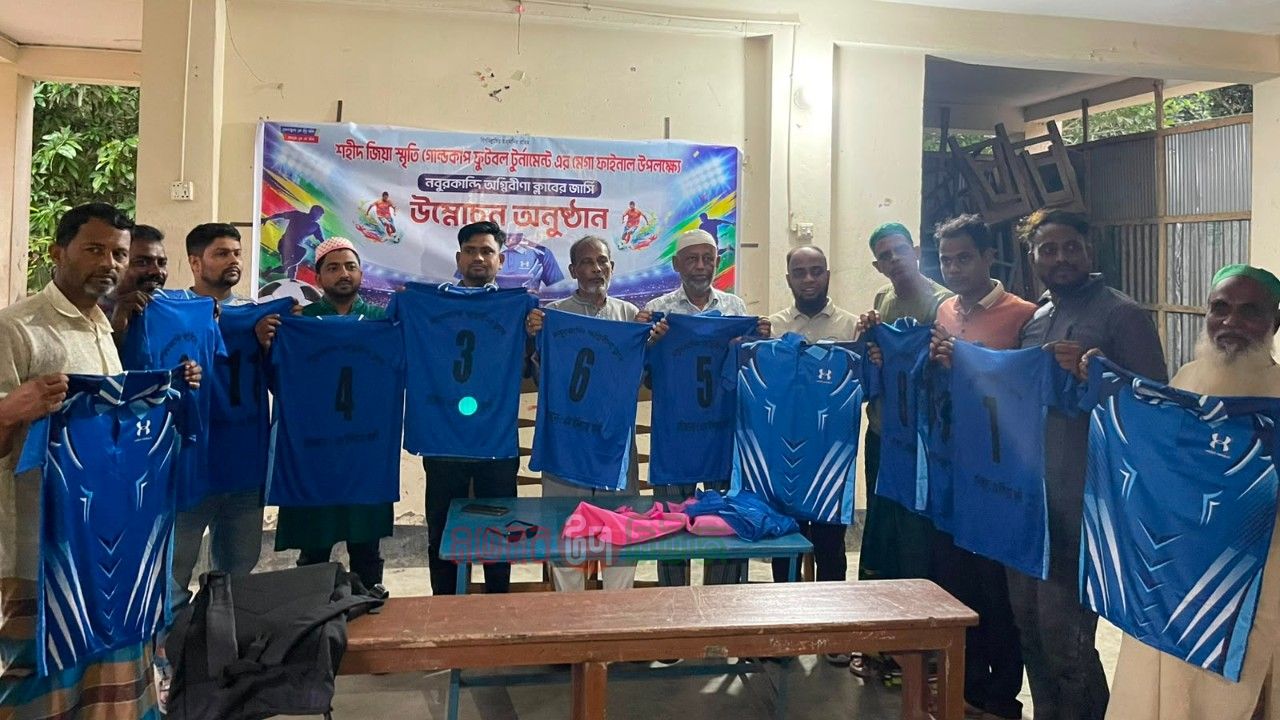 ফাইনাল খেলা উপলক্ষে অগ্নিবীণা ক্লাবের জার্সি উন্মোচন